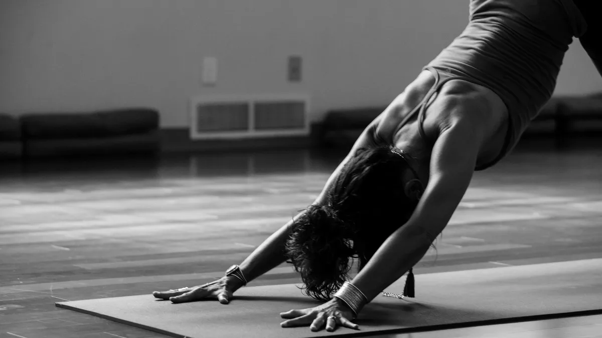Posture de yoga simple pour commencer avec des bases claires