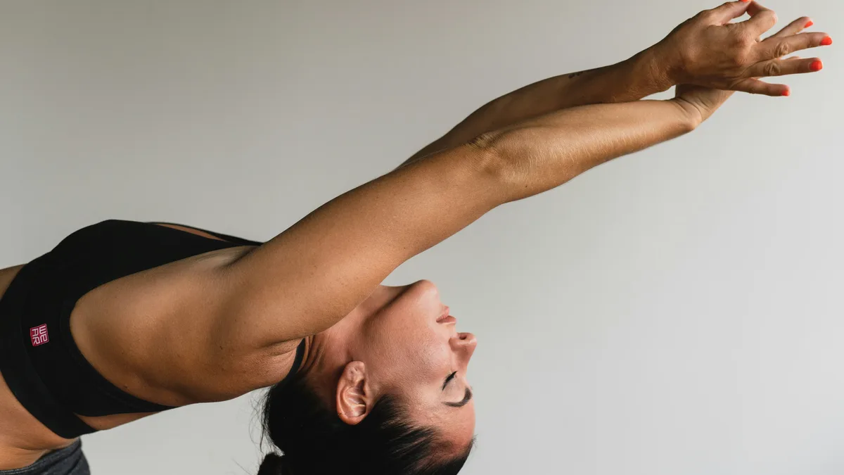 Posture de yoga au sol pour travailler les séquences et les appuis