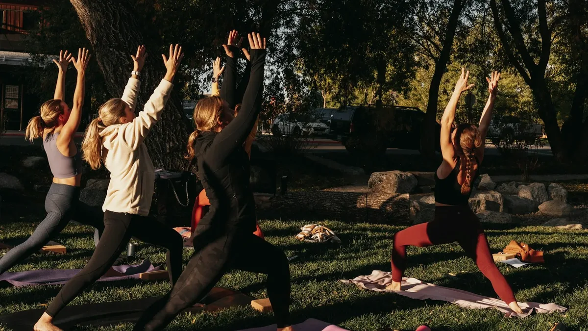 Séance collective de yoga en plein air pour une rubrique yoga et santé