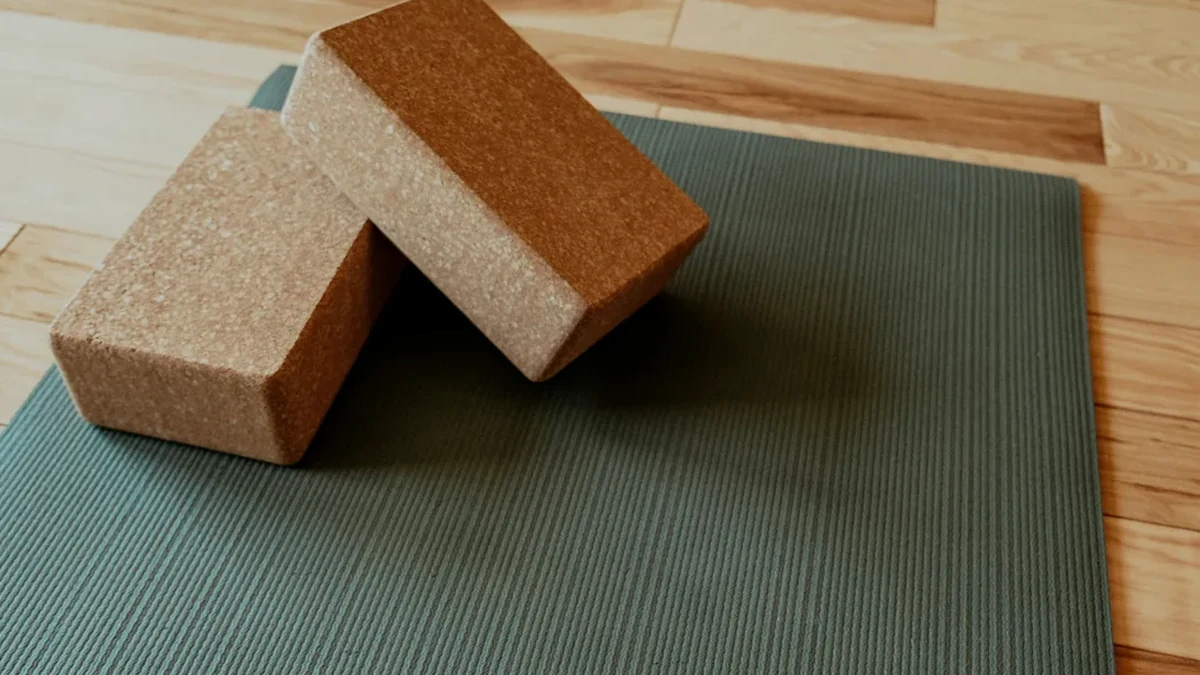 Accessoires de yoga dans une ambiance douce pour présenter les rubriques Santé Yoga
