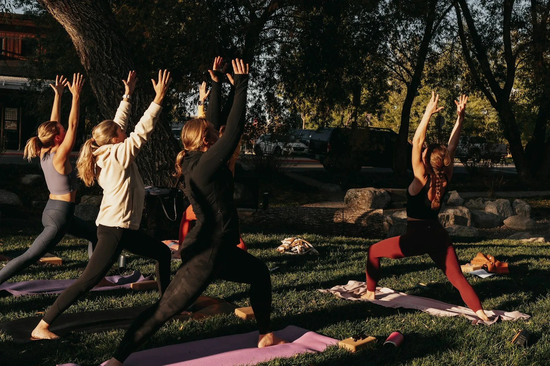 Cours collectif de yoga en extérieur pour observer les pratiques qui se diffusent.